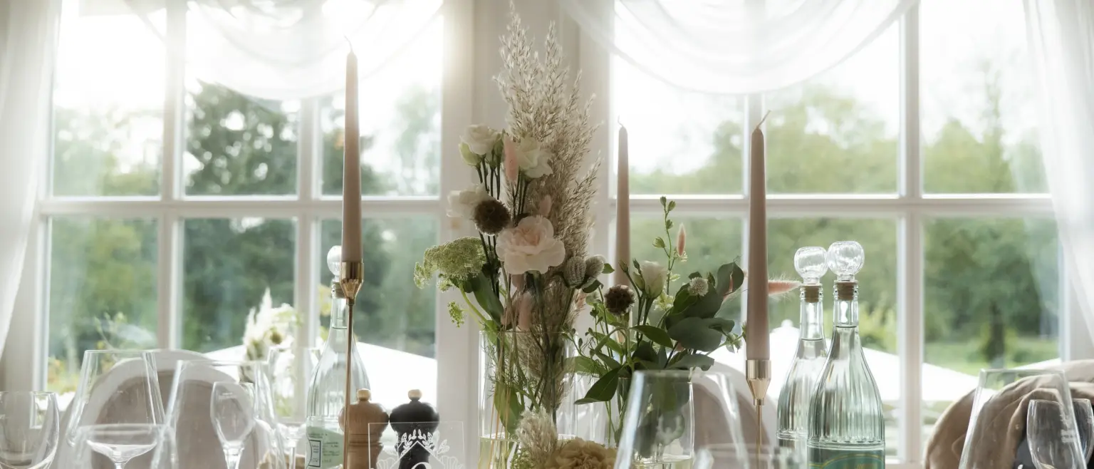 Grün und beige Dekoration der Tische bei einer Hochzeit.