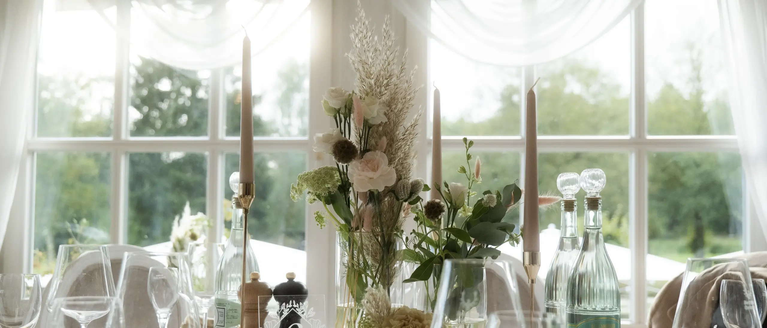 Grün und beige Dekoration der Tische bei einer Hochzeit.
